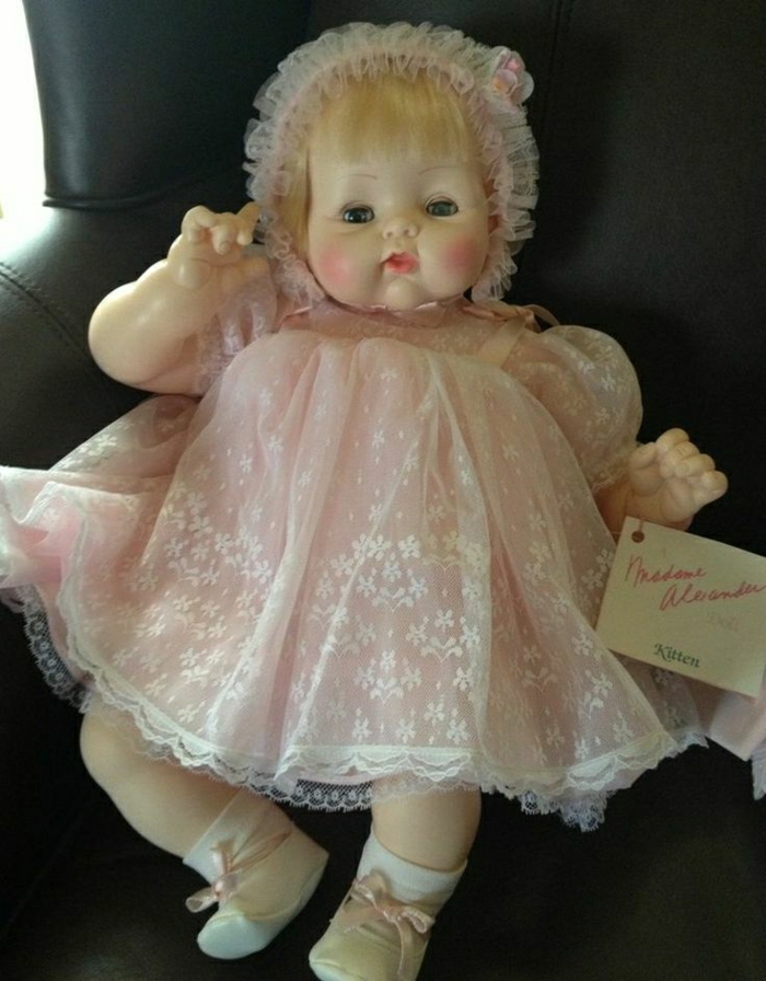 süßes-Baby-Puppe-Bonnet-rosa-Kleid-Tüll-1962-hergestellt