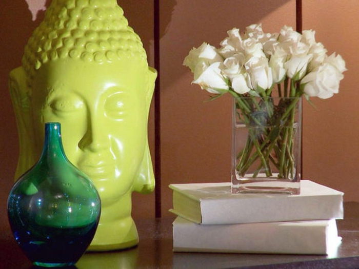 vasen-deko-ideen-buddha-statue-und-weiße-rosen