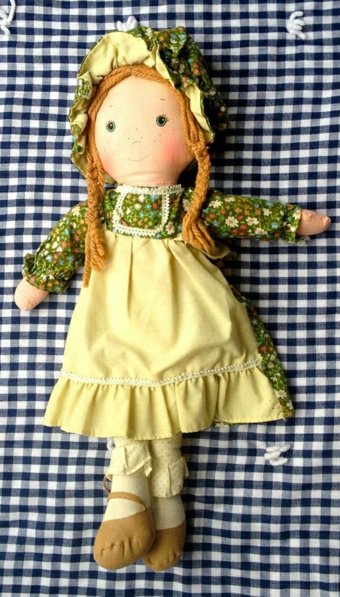 vintage-70er-Holly-Hobbie-alte-Puppen-Amy-Textil-gelber-Trägerrock-Bonnet