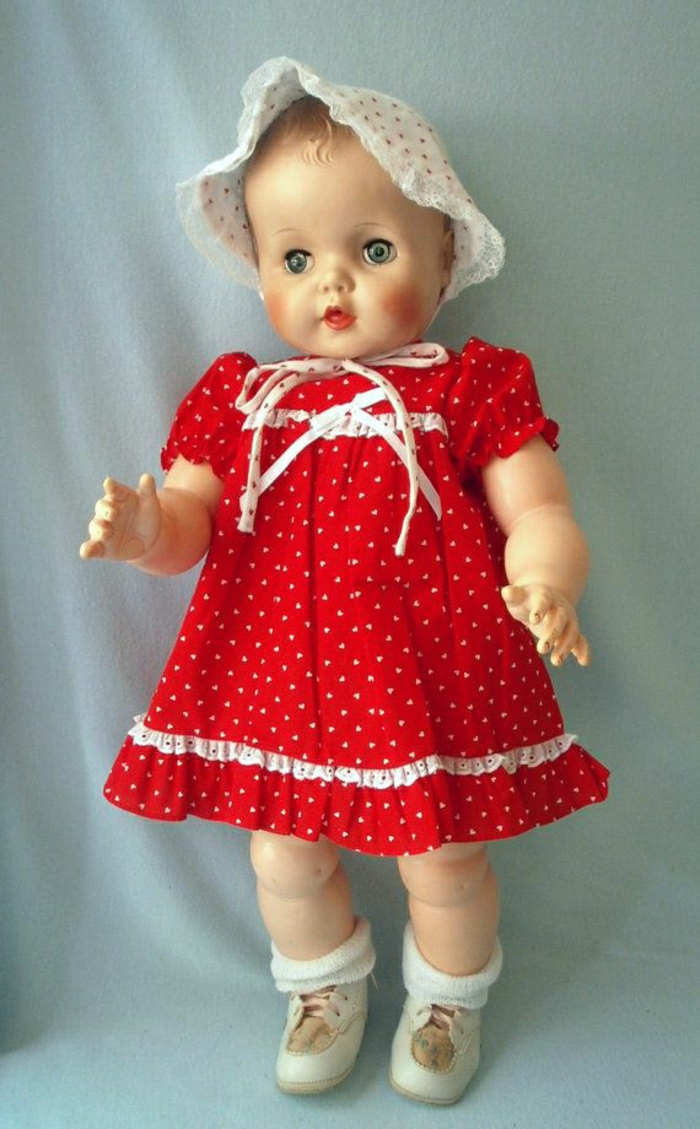 vintage-Baby-Puppe-Bonnet-rotes-gepunktetes-Kleid-Bänder
