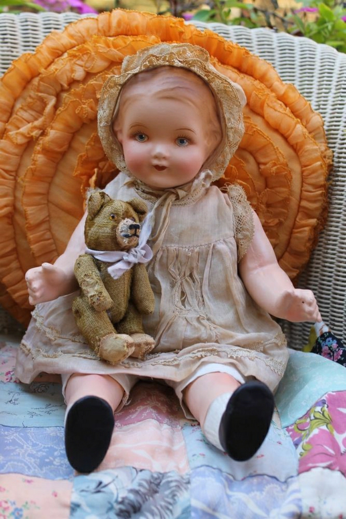 vintage-Baby-Puppe-Plüschtier-Bärchen-großes-orange-Kissen-Bonnet