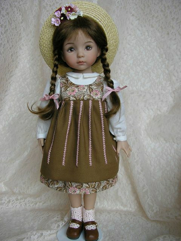 vintage-Puppe-kleines-Mädchen-süß-braune-Haare-Zöpfe-Strohhut-Blumen-Dekoration