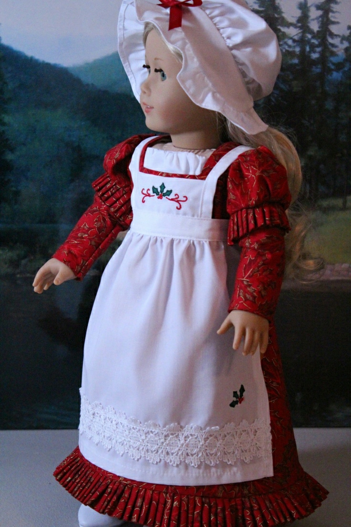 vintage-Puppe-rotes-Kleid-weiße-Schürze-Bonnet