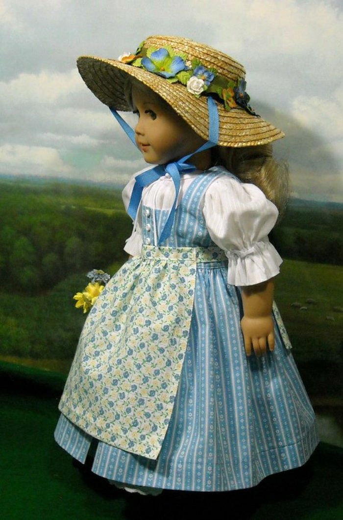 vintage-Puppe-weißes-Hemd-blaues-Kleid-Schürze-Strohhut-Blumen-Dekoration
