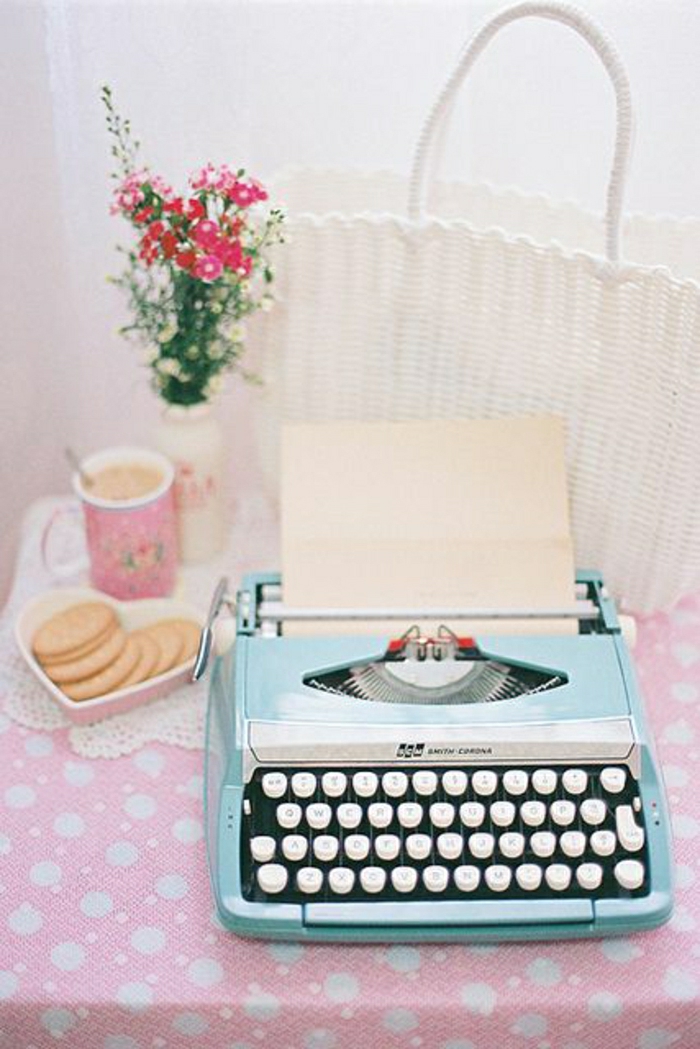 vintage-Schreibmaschine-blau-rosa-Tischdecke-kokette-Atmosphäre