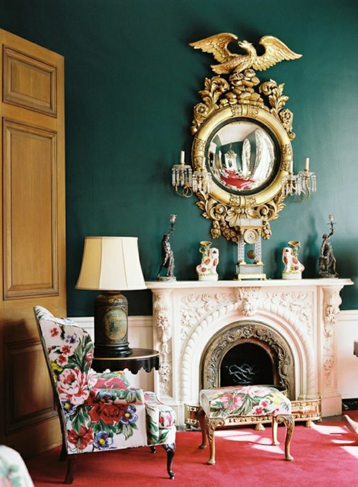 vintage-Spiegel-Kamin-Ornamente-Sessel-Hocker-Barock-Stil-Blumen-Print-Figurinnen-roter-Teppich-Kleiderschrank
