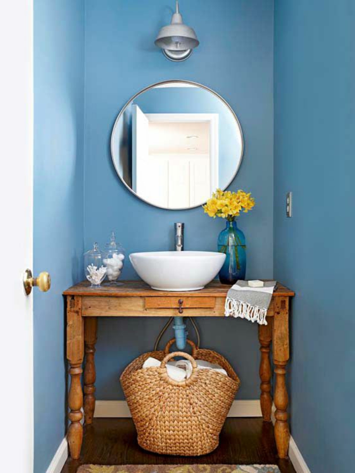 waschtisch-aus-holz-kleines-blaues-badezimmer