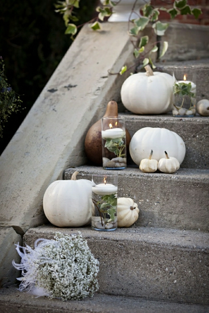 weiße-Herbst-Dekoration-Kerzen-Kürbisse-Treppen-Strauß-elegant