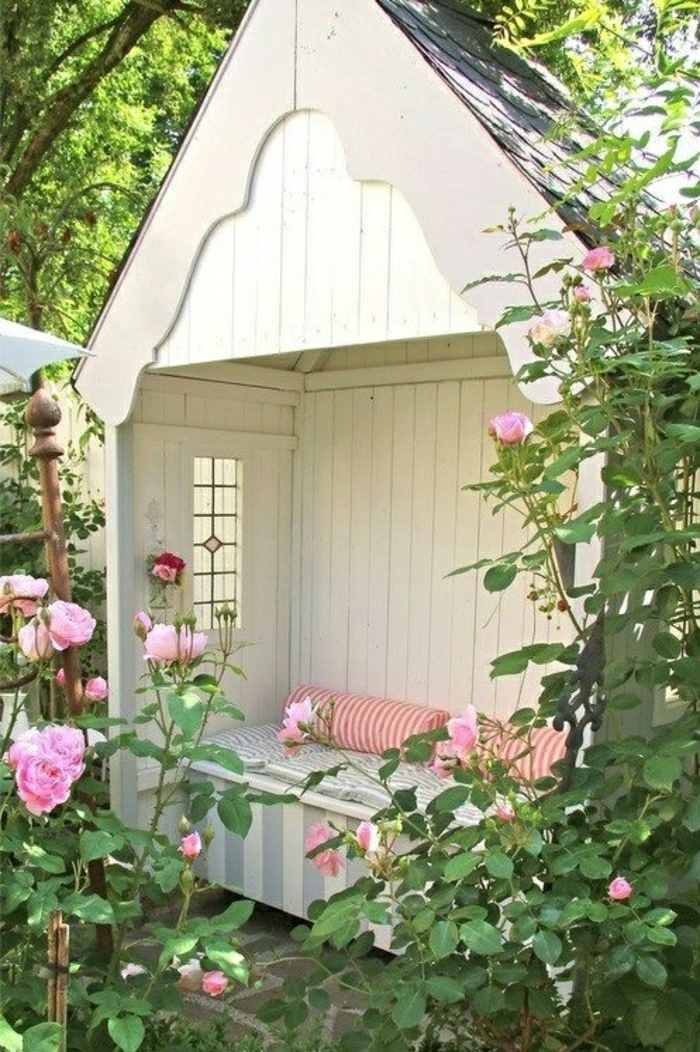 weiße-Laube-Garten-Kissen-Bank-bequem-gemütlich-Dach-Fenster-Rosen