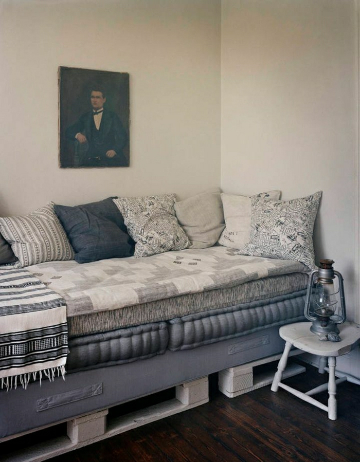 weiße-Paletten-Sofa-Matraze-blaue-Polster-schöne-Kissen-Porträt-Laterne-stilvolles-Interieur