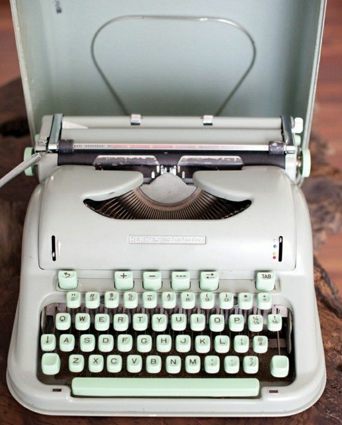 weiße-vintage-Schreibmaschine
