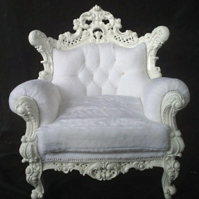 weißer-Plüsch-Sessel-Barock-Stil-weißer-Rahmen-schicik-elegant