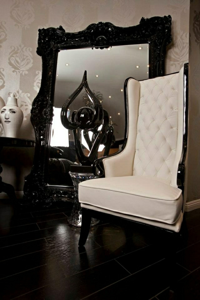 weißer-Sessel-Barock-Stil-großer-Spiegel-schwarzer-Rahmen-schick-luxuriös