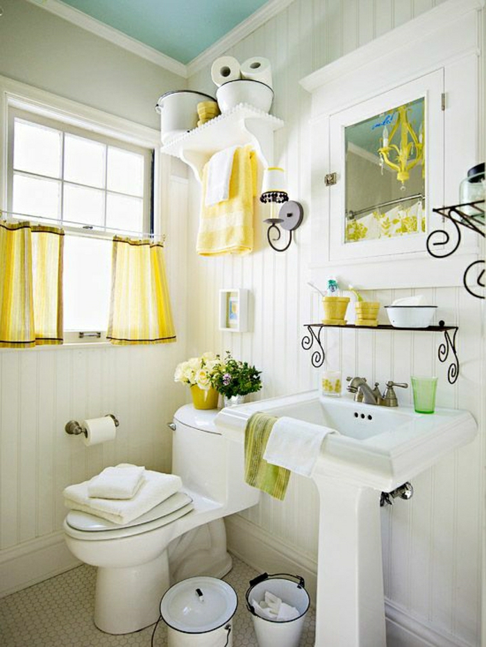 weißes-Badezimmer-stilvolle-Gestaltung-grüne-gelbe-Akzente-kleines-Fenster-gelbe-Vorhänge