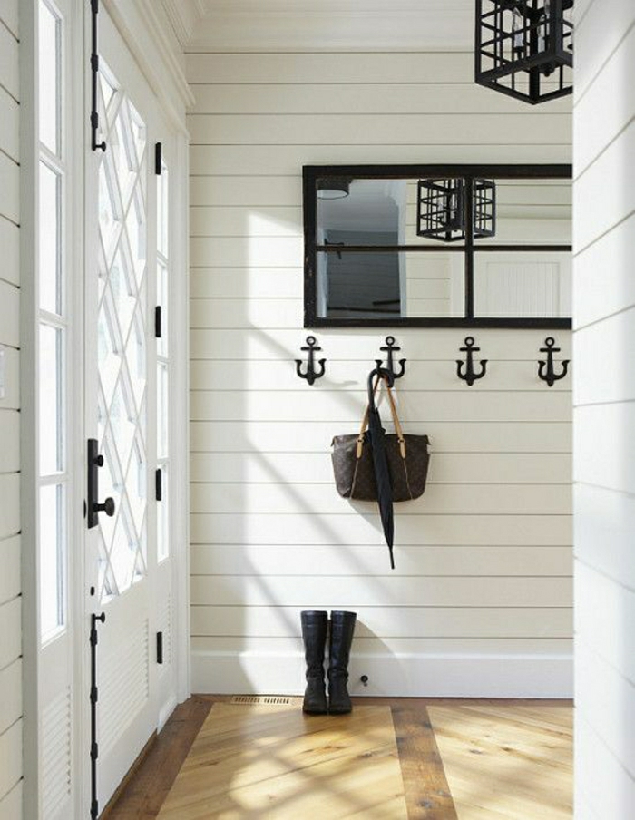 weißes-Interieur-Spiegel-schwarzer-Rahmen-Quadraten-Lampe-interessantes-Design-Kleiderhaken-Anker-Tasche-Regenschirm-Stiefel