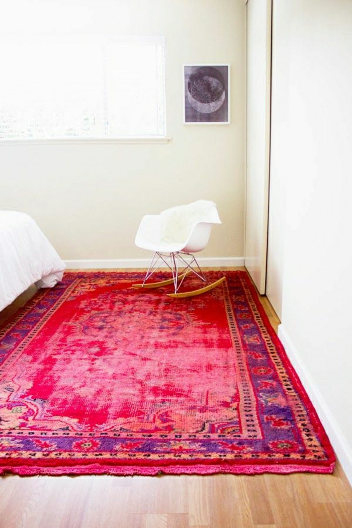 weißes-Schlafzimmer-moderne-Gestaltung-vintage-Teppich-grelle-rosa-Nuancen