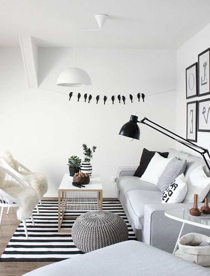 wohnzimmer-gestalten-in-weiß-und-schwarz-mit-bequemen-Sessel