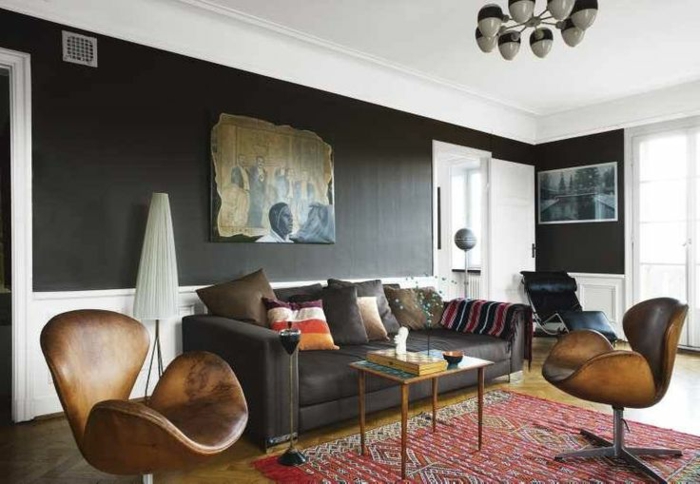 wohnzimmer-in-schwarz-wunderschönes-sofa-mit-dekorativen-kissen