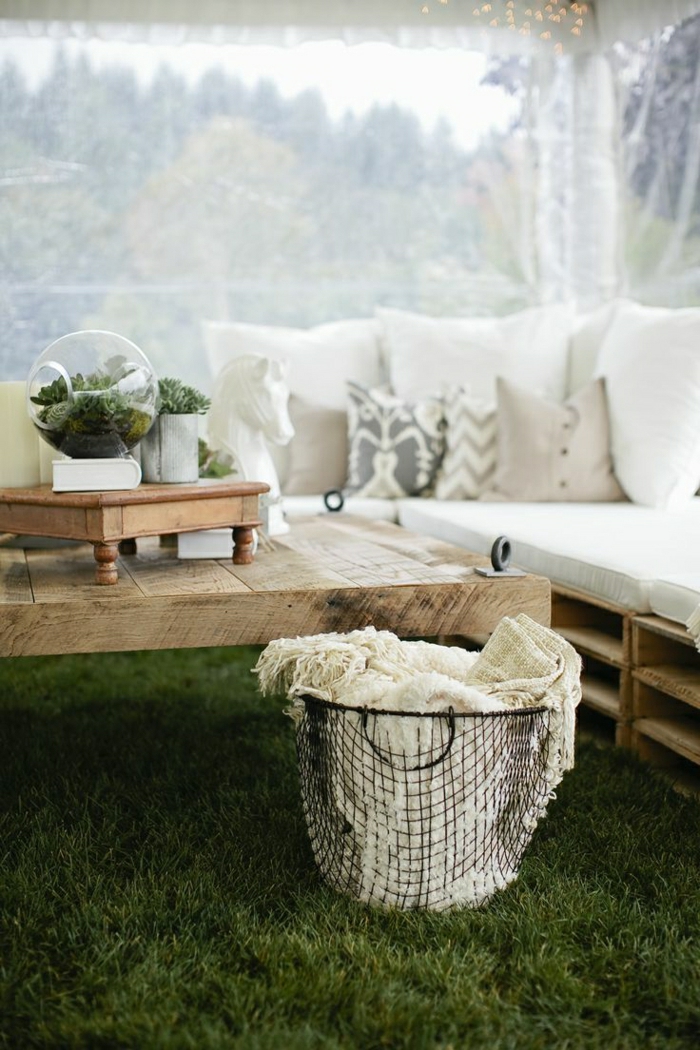 wunderschöne-Garten-Gestaltung-Gras-Sofa-aus-Paletten-Couchtisch-Eimer-Schlafdecke-rustikal-elegant