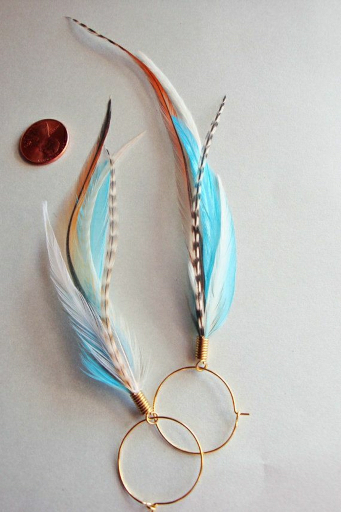 wunderschönes-Modell-Ohrringe-Federn-blau-braun-weiß-goldene-Ringe
