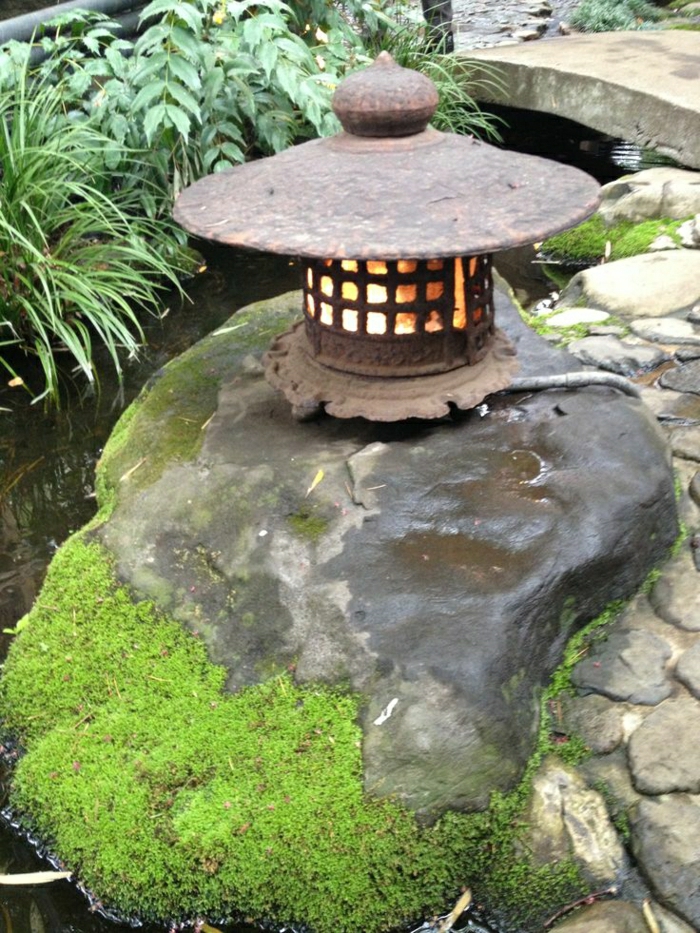 zen-garten-japanische-Laterne-Steine-Wasser