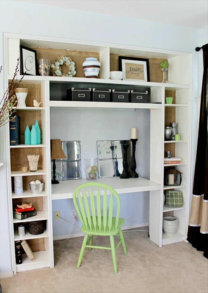 Arbeitszimmer-Schreibtisch-grüner-Stuhl-Regale-Vasen-Spiegel-beige-Teppich
