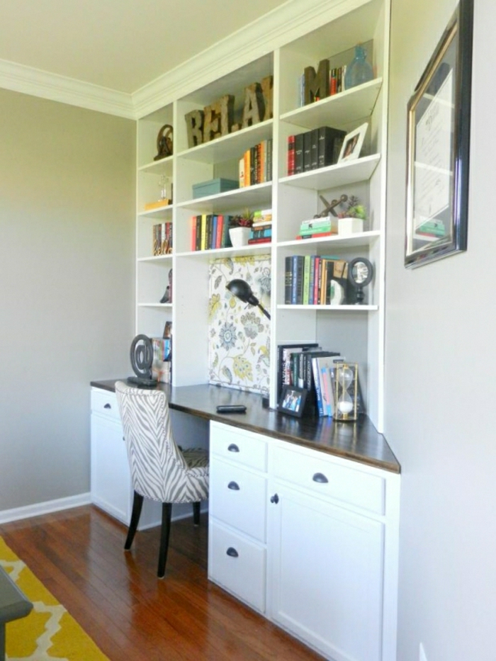 Arbeitszimmer-büromöbel-schreibtisch-weiß-Regale-Bücher-Leselampe-Sessel-interessantes-Muster