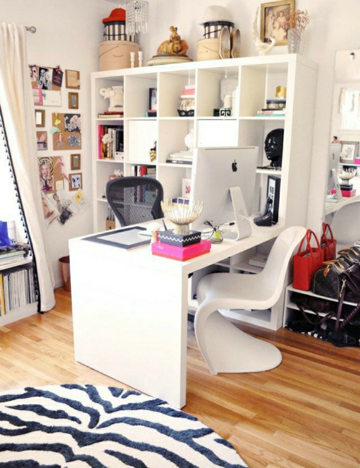 Arbeitszimmer-büromöbel-schreibtisch-weiß-Stühle-interessantes-Design-Regale-schöne-Gardinen