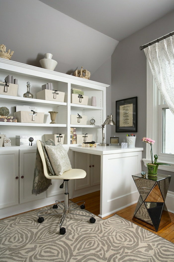 Arbeitszimmer-elegantes-Interieur-weißer-Schreibtisch-Regale-Orchidee-Stuhl-Rollen