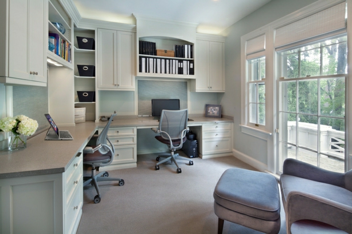 Arbeitszimmer-graue-Einrichtung-Bürostühle-Schreibtische-Regale-Schränke-eleganter-Sessel-Hocker-Terasse