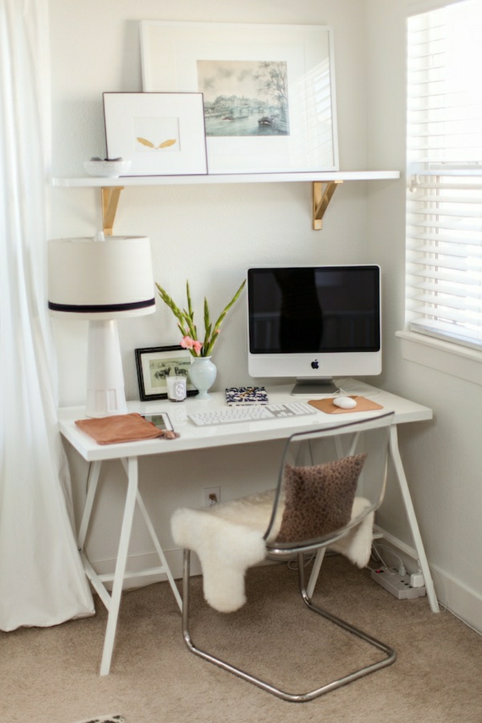 Arbeitszimmer-weiße-Gestaltung-Mac-Schreibtisch-mit-Regal-Bilder-Blumen-Pelz