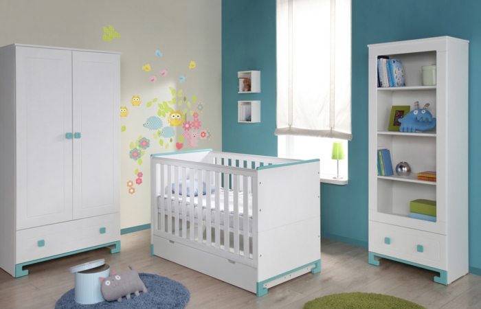 Babyzimmer-Set-blaue-wand-weiße-möbl