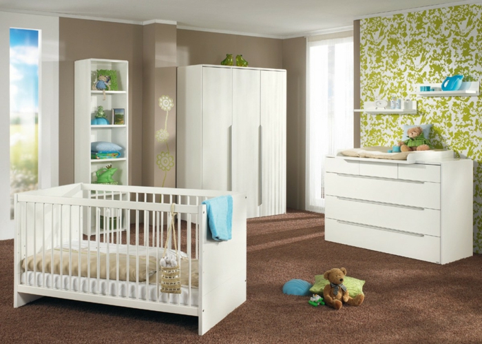 Babyzimmer-Set-braun-boden-weiße-kommode