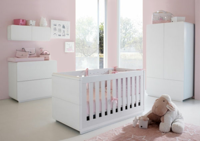 Babyzimmer-Set-rosige-wände-weiße-möbel