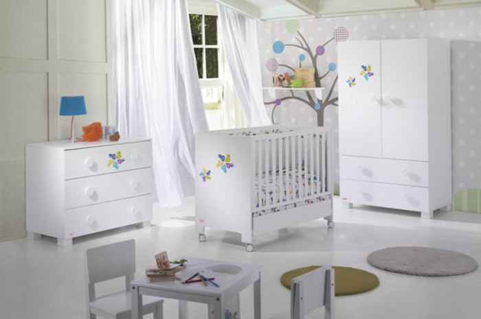 Babyzimmer-Set-tapeten-weiße-möbel
