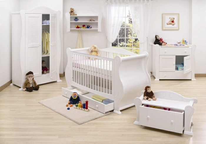Babyzimmer-Set-weiße-möbel-plüschtiere-