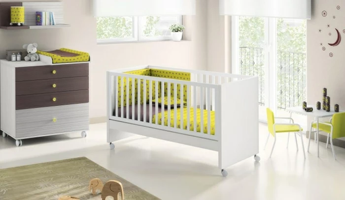 Babyzimmer-Set-weißes-bett-zwei-farbig-kommode