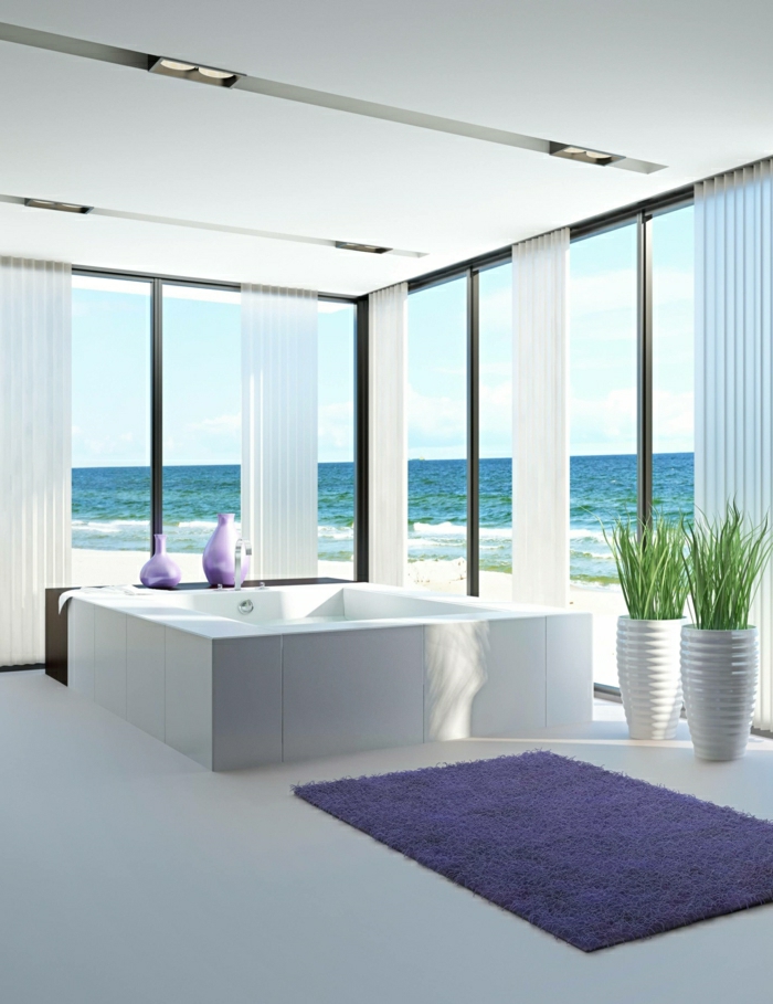 Badewanne-mit-großen-Fenstern-und-Teppich-für-Badewanne-violett