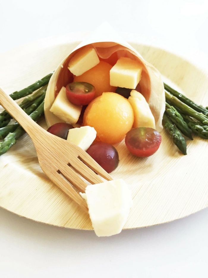 Bambus-Teller-Gabel-Früchte-Gemüse-Käse