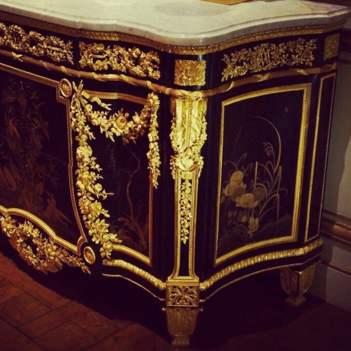 Barock-Kommode-königlicher-Stil-prachtvoll-goldene-Dekoration-Marmor-Tischplatte