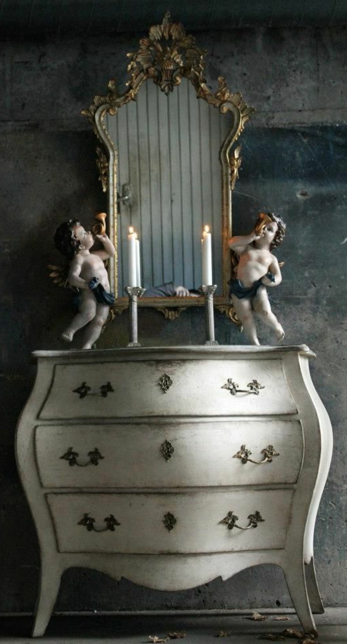 Barock-möbel-weiße-Kommode-Kerzen-Porzellan-Figurinnen