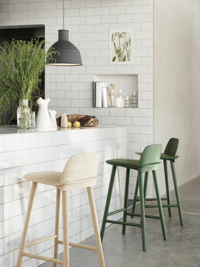 Designer-Stühle-grün-beige-Ziegelwand-industrielle-Lampe-schlichtes-Interieur