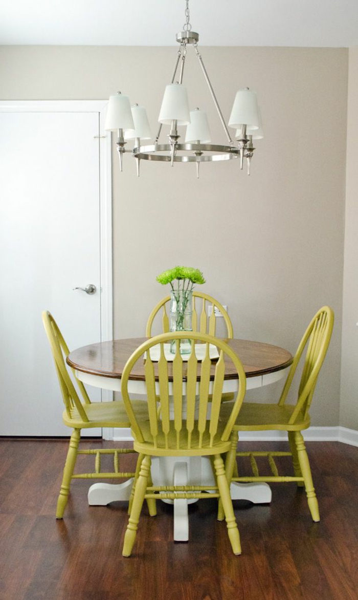 Esszimmer-runder-Tisch-Stühle-Senf-Farbe-vintage-gemütlich