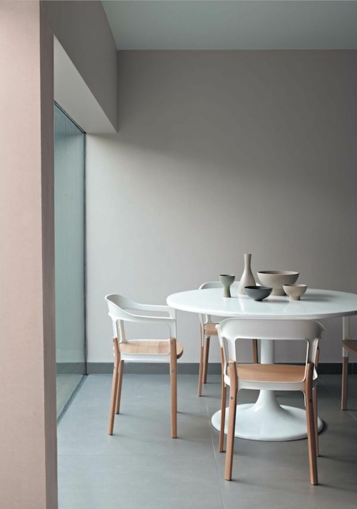 Esszimmer-schlichtes-Interieur-Pastellfarben-runder-Tisch-Geschirr