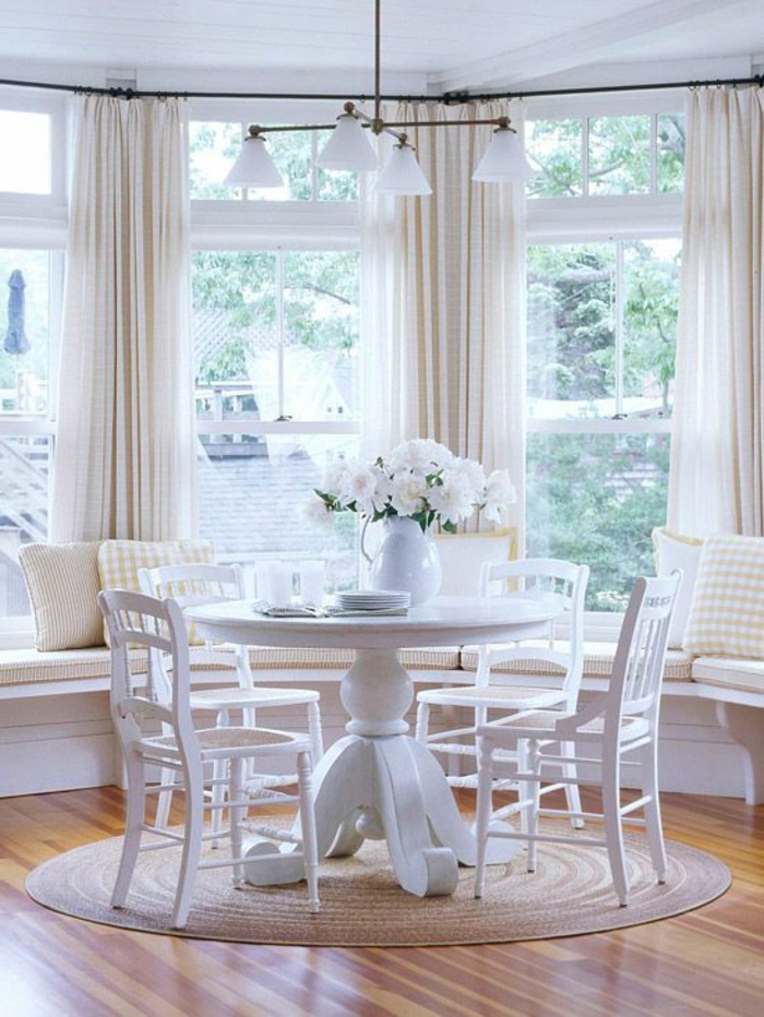 Frühstück-Tisch-Stühle-weiß-Blumen-Gardinen-romantisch-kokett-gemütlich