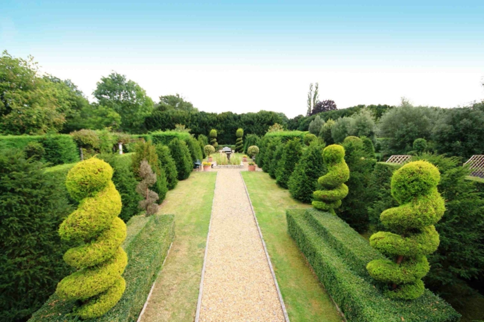 Garten-Park-englisches-Vorbild-Büsche-spezielle-Form-schön-gestaltet-Alleen-dekorative-Steine