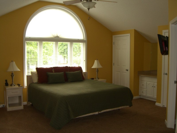 Großes-Bett-großes-Fenster-gelb