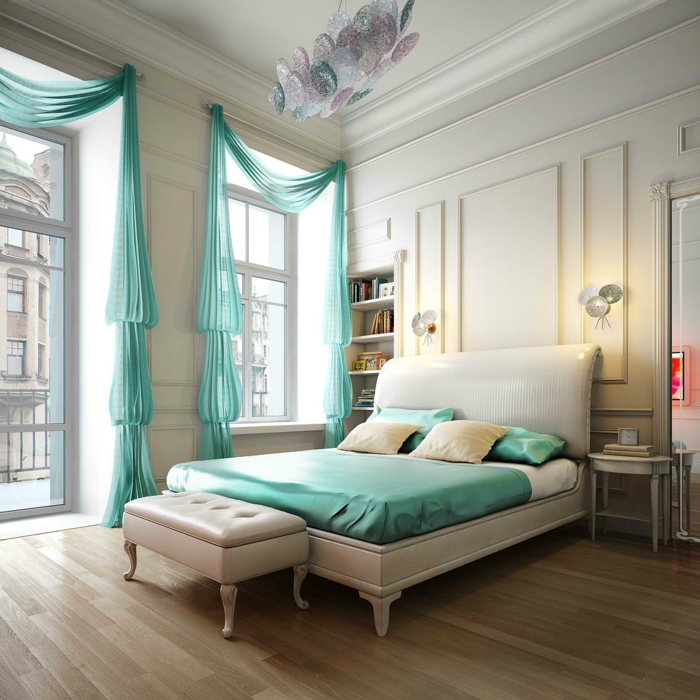 Großes-Bett-weißes-schlafzimmer-blaue-gardine