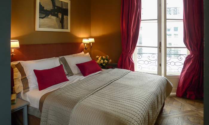 Großes-Bett-wände-ockerfarbe-rosige-gardinen
