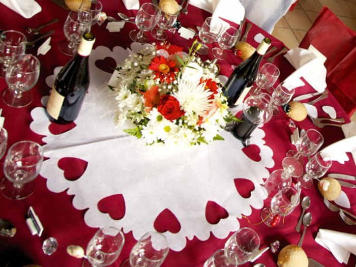 Hochzeit-tischdekoration-rote-und-weiße-Tischdeke